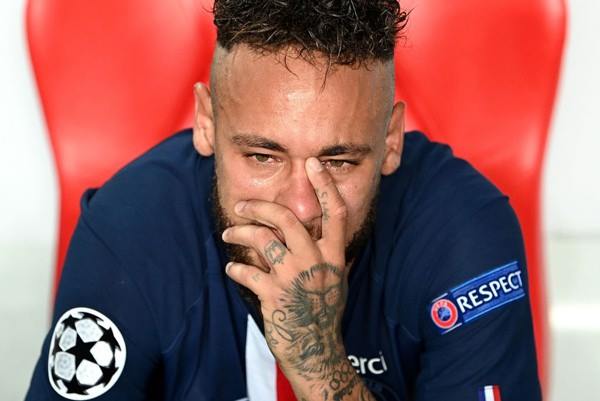 Neymar khóc rưng rức, tiếc ngẩn ngơ cúp bạc Champions League