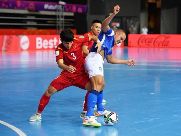 Những lưu ý khi thực hiện qua người trong futsal