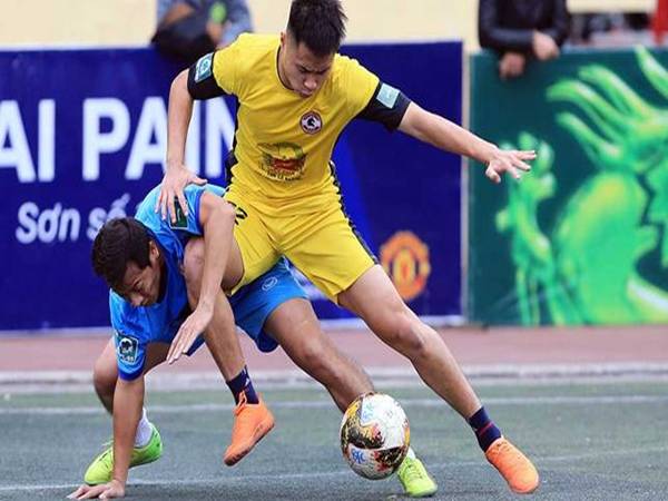 Cách chặn bóng của hậu vệ