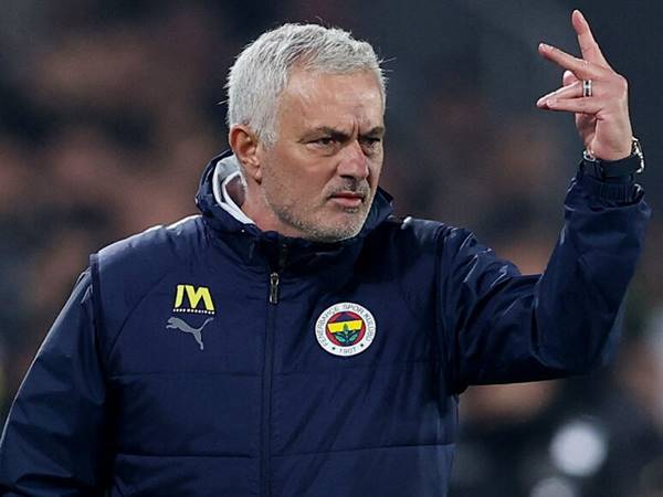 Tin bóng đá 19/5: Jose Mourinho bị người CĐV Galatasaray chế giễu
