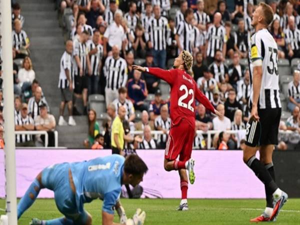 Bóng đá Anh: HLV Slot khen Ekitike sau trận thắng Newcastle