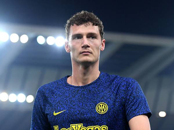 Tin Barca 20/8: Barcelona quan tâm đối với Benjamin Pavard