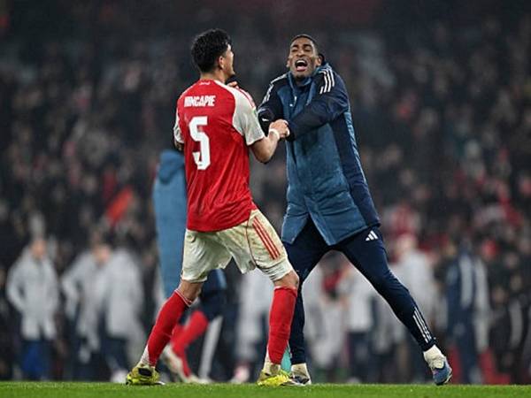 Tin Arsenal: Hincapie chơi thăng hoa giúp Pháo thủ loại Chelsea