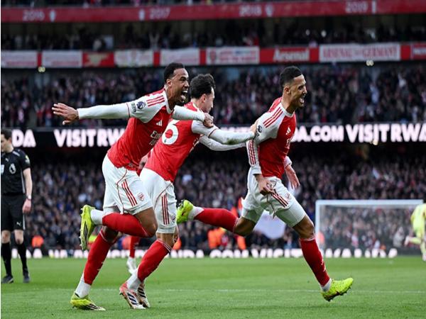 Arsenal thể hiện sức mạnh ở các tình huống cố định